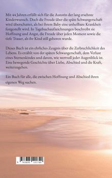 Der Text beschreibt die bewegende Geschichte einer Mutter, Hoffnung und Verlust; Sandstrand mit Barcode unten.
