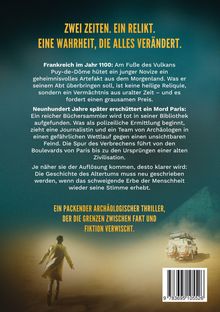 Zwei Zeiten. Ein Relikt. Eine Wahrheit, die alles verändert. Darunter ein Mann und ein Jeep auf einer sandigen Fläche.