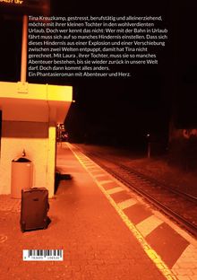 Tina Kreuzkamp will mit Tochter in Urlaub, erlebt Abenteuer. Bahnsteig bei Nacht, Koffer, Gleise, orange Beleuchtung.