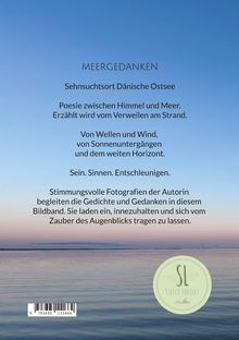 "MEERGEDANKEN" lädt zu poetischen Gedanken an der dänischen Ostsee ein. Im Hintergrund Meer und ein blauer Himmel.