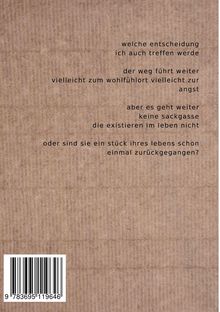 Gedicht auf braunem Kartonhintergrund über Entscheidungen und Lebenswege. Unten ein Barcode.