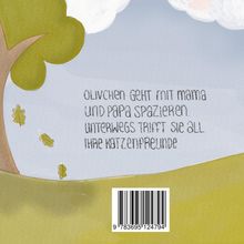 Der Text beschreibt Olivchens Spaziergang mit Eltern und Katzenfreunden. Ein Baum und Wiese sind in einer Illustration zu sehen.