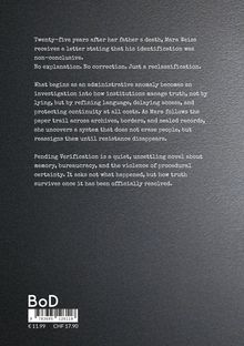 Ein schwarzer Hintergrund mit einem Text über Mara Weiss, die nach 25 Jahren ein unerklärliches behördliches Schreiben erhält. Unten Preisangaben.