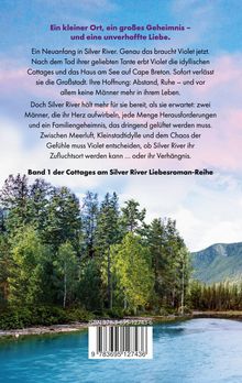 Ein Neuanfang in Silver River entfaltet Geheimnisse. Unten ein Fluss, umgeben von Bäumen und Bergen im Hintergrund.