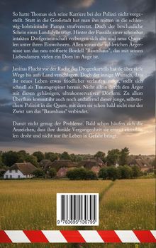 Ein Dorf mit Reetdachhäusern auf einer Wiese bei Sonnenuntergang, rot-weißes Absperrband im Vordergrund.