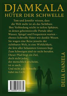 Buchtitel "DJAMKALA HÜTER DER SCHWELLE". Zwei Silhouetten gehen zum Licht in düsterer Umgebung. Name: DELIA DANIELA.