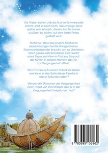 Ein Text vor blauem Himmel, der von Tristans Herausforderungen als Arzt erzählt. Darunter ein hölzernes Kunstwerk.