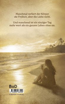 Manchmal verliert der Körper die Freiheit, aber die Liebe nicht. Eine Frau sitzt am Strand und betrachtet den Sonnenuntergang.