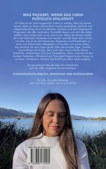 Ein Text über den plötzlichen Stillstand des Lebens. Eine Frau mit geschlossenen Augen steht vor einem See. ISBN unten.