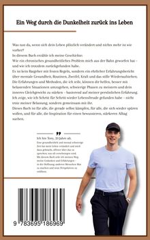 "Ein Weg durch die Dunkelheit zurück ins Leben"  
Ein junger Mann steht lächelnd in weißem T-Shirt und schwarzer Hose.
