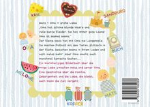 Text über Mats, Oma und Familie. Illustration: Kinder, Koffer, Lebensmittel, Sandburg, Buch. Warmes, farbenfrohes Design.