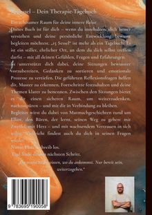 "15 Sessel – Dein Therapie-Tagebuch. Ein achtsamer Raum für deine innere Reise. Nimm Platz, schreib los. Foto eines lächelnden Mannes in der Ecke."