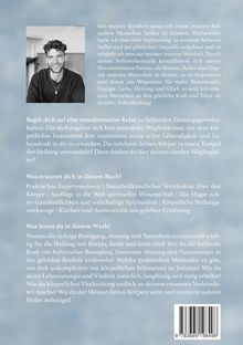 Ein lächelnder Mann in Schwarz-Weiß, umgeben von Text über Heilung, Bewusstsein und transformative Selbstfindung.
