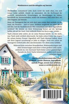 Der Text erzählt von Jette, die ihre romantischen Vorstellungen überdenkt und nach Amrum zurückkehrt, wo sie einst Tjark traf. Im Hintergrund ein malerisches Haus am Strand mit Garten.