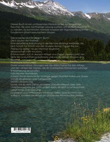 Ein umfassendes Werkzeug-Set für langjährige Raucher mit Ansätzen der Hypnosetherapie vor einer Berglandschaft.