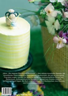 "Alice – Ein veganes Wunderland-Backbuch" bietet über siebzig Rezepte. Links eine gelbe Torte mit Strick-Schaf-Figur. Rechts Blumen.