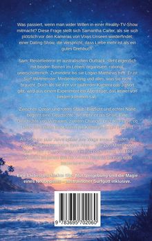 Ein Text über Samantha, die in einer Reality-TV-Show agiert, Liebe entdeckt und Abenteuer erlebt. Unten Barcode. Hintergrund: Sonnenuntergang am Meer.