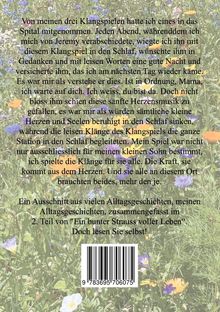 Text über Einschlafritual mit Klangspiel für Sohn im Krankenhaus. Naturwiese mit bunten Blumen im Hintergrund.