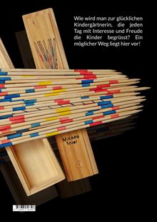 Text: „Wie wird man zur glücklichen Kindergärtnerin... Ein möglicher Weg liegt hier vor!“ Ein Mikado-Spiel in Holzbox.