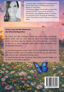 Ein Porträtfoto einer lächelnden Frau über einem farbenfrohen, märchenhaften Hintergrund mit Blumen und Schmetterlingen.