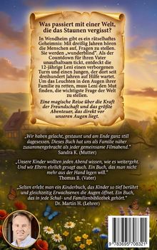 Buchbeschreibung auf alter Papierrolle, darunter Zitate von Lesern. Hintergrund: malerische Landschaft mit Schmetterlingen.