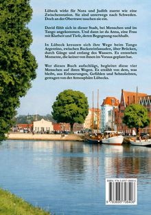 Text über Lübeck als Drehpunkt für Begegnungen und Erinnerungen. Im Hintergrund Wasser, Boote, Bäume und Altbauten.