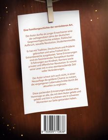 Ein Blatt Papier mit Text, gehalten von einer Holzklammer. Darunter ein Barcode: 9783695710836. Hintergrund dunkel mit Lichteffekten.