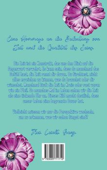 Texte: "Eine Hommage an die Bedeutung von Zeit und die Qualität des Seins." Zwei lila Blumen in den Ecken.