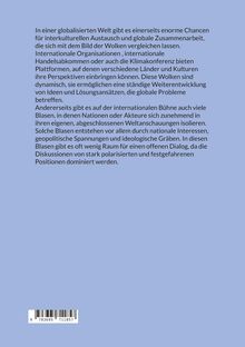 Blauer Hintergrund, Text über globale Zusammenarbeit und Isolation, Barcodes unten links.