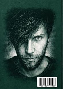 9 783695 713585. Schwarzes Portrait eines Mannes mit wildem Haar, dichten Bart und intensivem Blick.