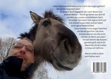 Texte beschreiben Begegnungen mit Tieren und deren Eigenarten. Ein Mann mit Brille posiert vor einem neugierigen Pferd.