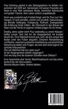 Ein Text beschreibt Paul, der in der DDR aufwächst, Verhaftung und Haft erlebt und nach 30 Jahren Fragen über Wahrheit und Vergangenheit stellt. Darunter ein Mann neben einer Gitarre, umgeben von Schildern, und eine Unterschrift. Ein Barcode ist ebenfalls zu sehen.