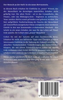 Ein Buchcover mit einem Klappentext über neues Bewusstsein und eine Reise zu innerem Wandel. Hintergrund: Wolkenlandschaft.