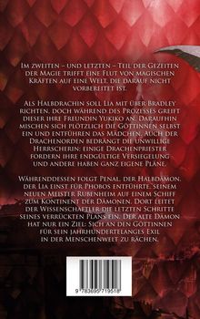 Text beschreibt eine magische Welt in einem Konflikt; eine Halbdrache und ein Halbdämon kämpfen mit Göttern und Dämonen. Im Hintergrund rot-schuppige Muster.