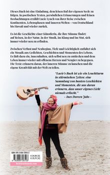 Einladender Text über eine Reise zwischen Kontinenten und Kreativität. Frau am Strand hält Gitarre, fröhlich gekleidet.