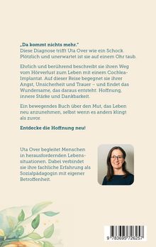 „Da kommt nichts mehr.“ Uta Over beschreibt ehrlich ihren Weg vom Hörverlust zur Hoffnung. Portrait rechts, Blumenmotiv links.