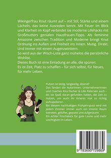 Wikingerfrau Knut räumt auf – mit Stil, Stärke und einem Lächeln. Illustration: Frau mit Helm und Smartphone.
