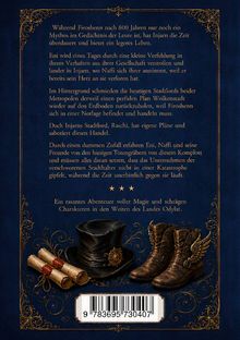 Beschreibung eines Abenteuers mit Magie, einem Hut, Stiefeln und Schriftrollen vor blauem Hintergrund mit goldenen Mustern.