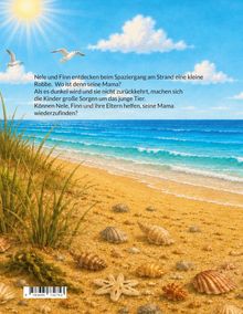 Ein Strandbild mit Muscheln, Seegras und Möwen. Der Himmel ist blau mit einigen Wolken und einer strahlenden Sonne.