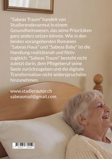 "Sabéas Traum" behandelt Studierendenarmut. Eine ältere Frau liegt lächelnd auf einem weißen Kissen in einem Bett.