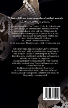 Zitate und Texte über Ember Devans, die Theater liebt, und Carden Caldwell, neuer Schüler mit geheimnisvollen Absichten. Perlenketten.