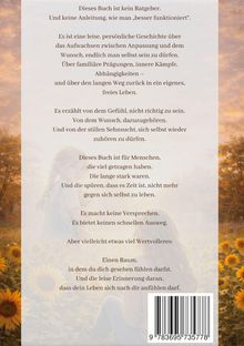 Text über Selbstfindung und Anpassung, vor Sonnenblumenfeld, zwei Personen im Hintergrund, ISBN unten rechts.