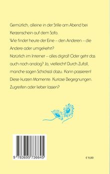 Text über die Ruhe und Zufall im digitalen und analogen Leben. Unten ein blauer Blumenschmuck, rechteckiger Barcode.