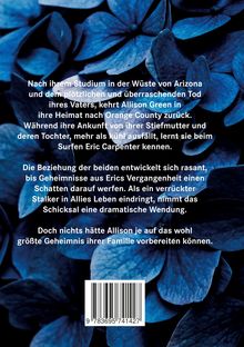 Ein Text erzählt von Allison Greens Rückkehr nach Orange County und Geheimnissen, die ihr Leben dramatisch verändern. Im Hintergrund sind blaue Blütenblätter.