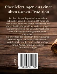 "Überlieferungen aus einer alten Runen-Tradition" über Text. Eine alte Schriftrolle liegt auf Holzuntergrund. EAN-Code unten.