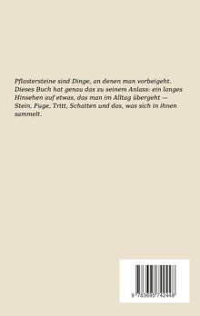 Ein Text beschreibt, wie man im Alltag über Pflastersteine hinweggeht und was sich in ihnen sammelt. Unten ist ein Barcode.