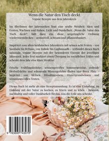 „Wenn die Natur den Tisch deckt: Vegane Rezepte aus dem Jahreskreis.“ Ein Korb mit Blumen auf einer Decke im Gras.
