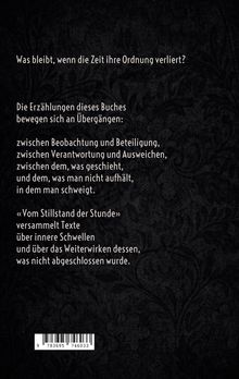 Ein schwarzer Hintergrund mit floralen Mustern und weißem Text. Ein Barcode unten links.