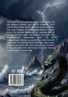 Text über eine gefährliche Mission auf einer Insel. Illustration: Eine grüne Schlange vor einem stürmischen Ozean mit Blitzen.