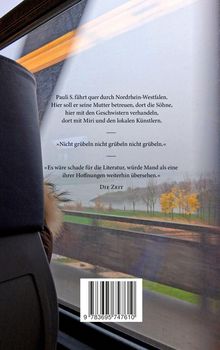 Ein Zugfenster mit Text über Pauli S., der durch NRW reist. Sicht auf Landschaft. Zitat von "Die Zeit". Strichcode unten.